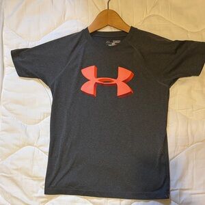 Under Armour Boys dark grey Performance Tee with orange Logo